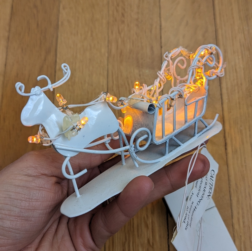 Lemax Christmas Village Santa's Sleigh w/ Reindeer Light Up Decor.